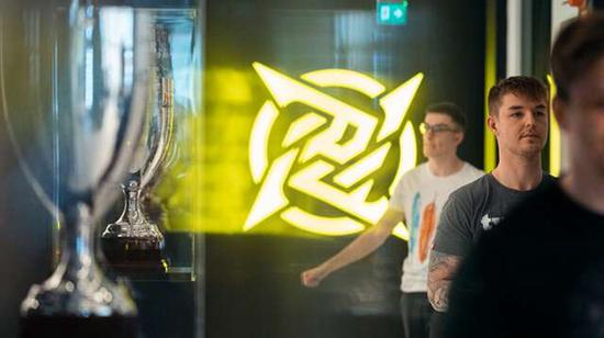 英雄联盟S15总决赛开幕 iG与T1展开激烈对决